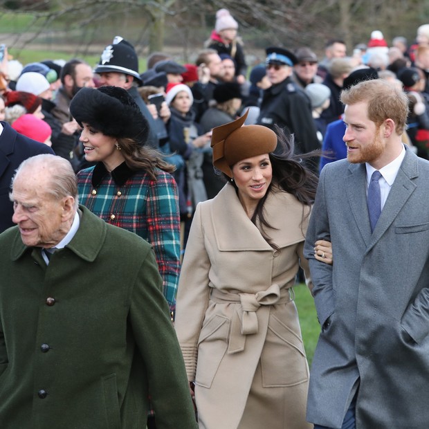 KING'S LYNN, ENGLAND - DECEMBER 25:  (L-R) Prince William, Duke of Cambridge, Prince Philip, Duke of Edinburgh, Catherine, Duchess of Cambridge, Meghan Markle and Prince Harry attend Christmas Day Church service at Church of St Mary Magdalene on December  (Foto: Getty Images)