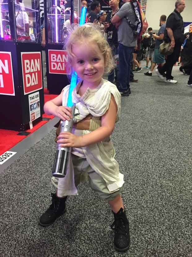 Menina fantasiada de Rey, do Star Wars, na Comic-Con (Foto: Keely Flaherty / BuzzFeed)
