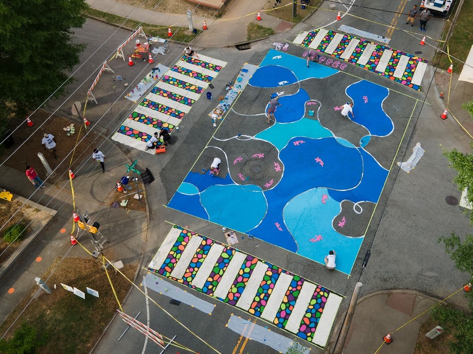 Em Durham, cidade localizada na Carolina do Norte, o projeto do Asphalt Art Initiative durou cerca de três dias e foi coordenado por Candy Carver