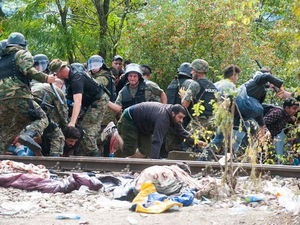 Migrantes furam bloqueio policial na fronteira entre a Grécia e a Macedônia neste sábado (22) (Foto: AFP PHOTO / ROBERT ATANASOVSKI)