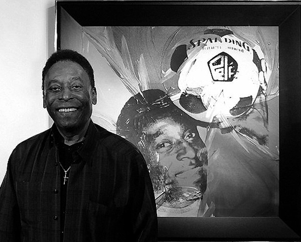 Date: Thursday, 23rd April 2015.Location: Halcyon Gallery, New Bond Street, London Pelé was at Halcyon Gallery, London to announce, Art, Life, Football, an exhibition of art inspired by Pelé to celebrate his 75th birthday. The exhibition will open 26th (Foto: reprodução)
