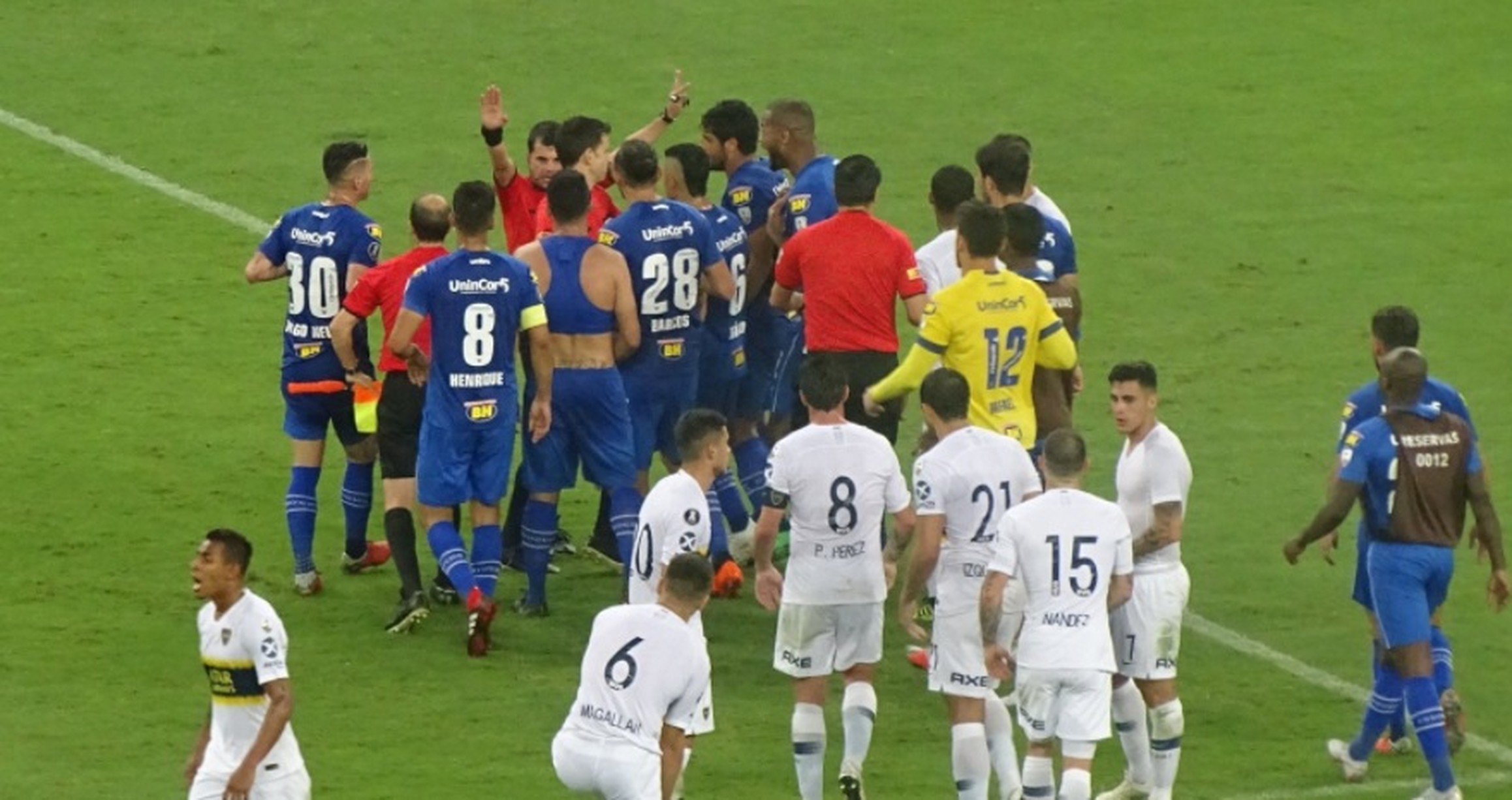 Após oito anos ileso, Dedé convive com dois vermelhos