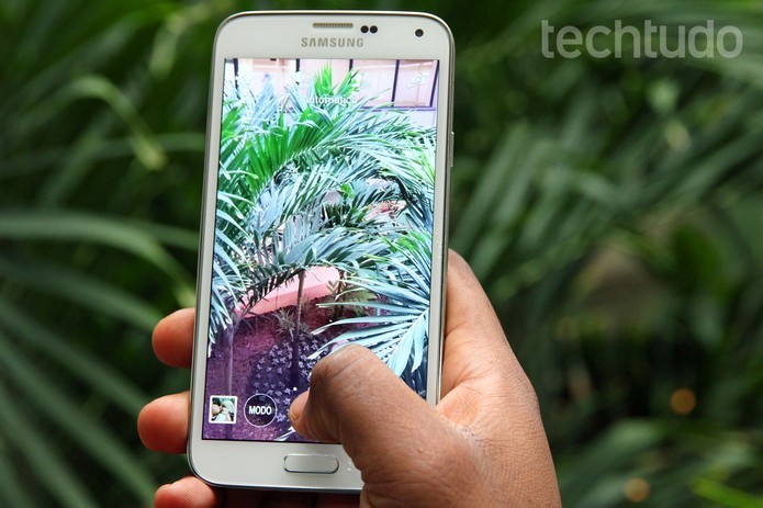 C?mera do Galaxy S5, de 16 megapixels, grava v?deos em 4K (Foto: Luciana Maline/TechTudo)