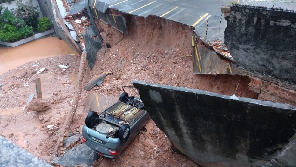 Parte de estacionamento de prédio desaba com barranco e carro cai no Imbuí, em Salvador  — Foto: Arquivo Pessoal
