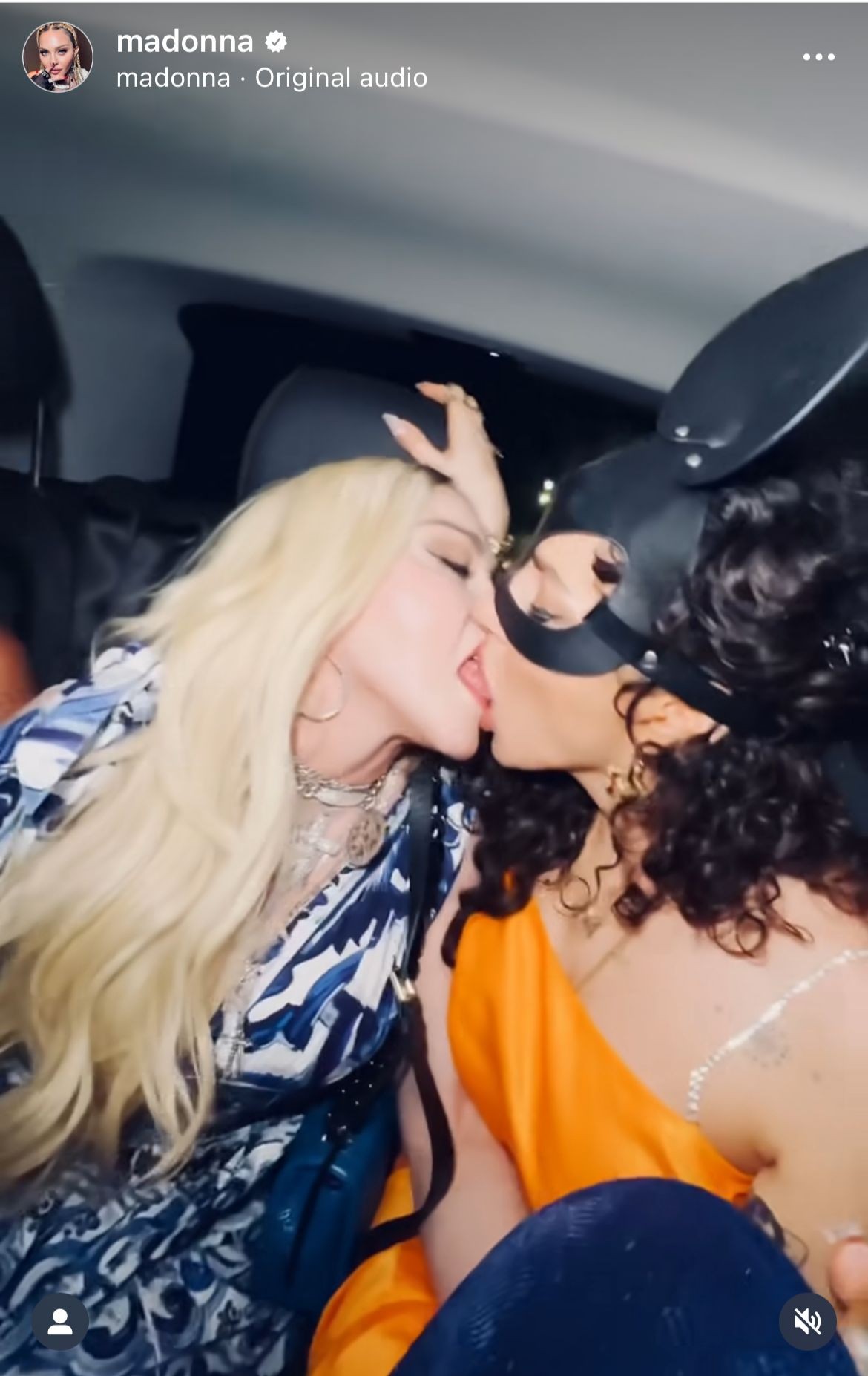 Madonna mostra seu empoderamento e beija duas amigas no aniversário de 64 anos (Foto: Reprodução/ Instagram)