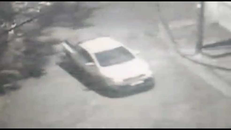 Carro branco persegue carro de secretário — Foto: Reprodução/TV Globo