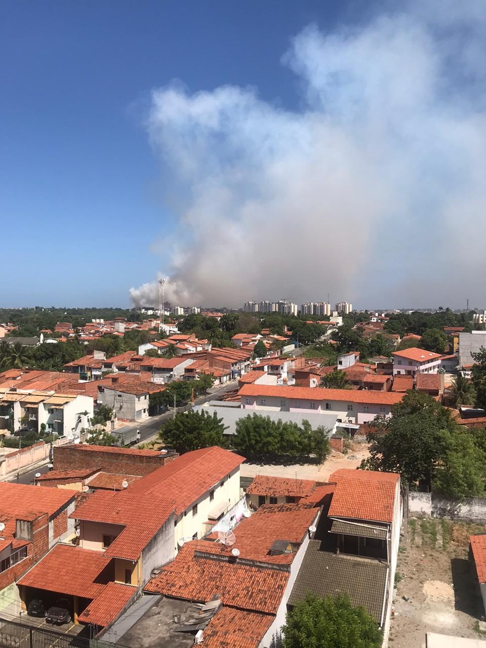 Moradores de bairros vizinhos puderam visualizar a fumaça causada pelo incêndio no Bairro Guajiru. — Foto: Arquivo pessoal