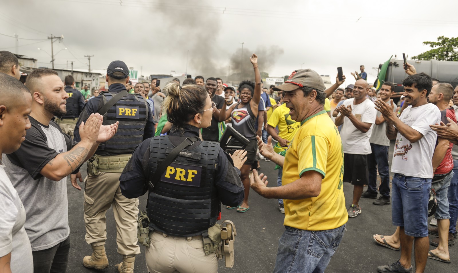 Bolsonaristas protestam diante de agentes da PRF na BR-101 em Itaboraí — Foto: Gabriel de Paiva/Agência O Globo
