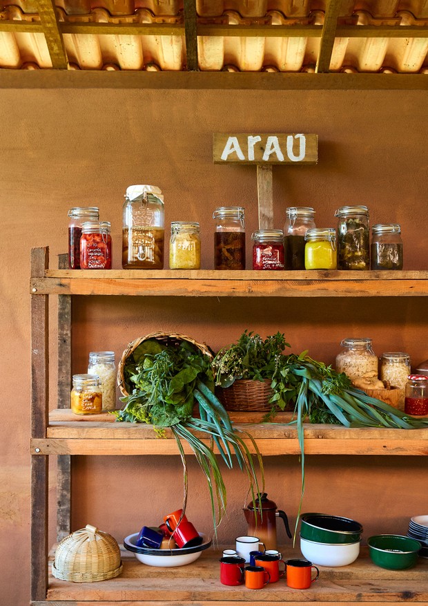 Detalhe da cozinha com legumes fermentados e especiarias locais (Foto: Pedro Loreto)