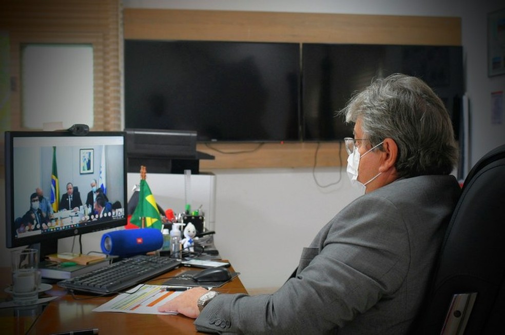 Governador João Azevêdo em reunião com o ministro da Saúde, Eduardo Pazuello — Foto: José Marques/Secom-PB