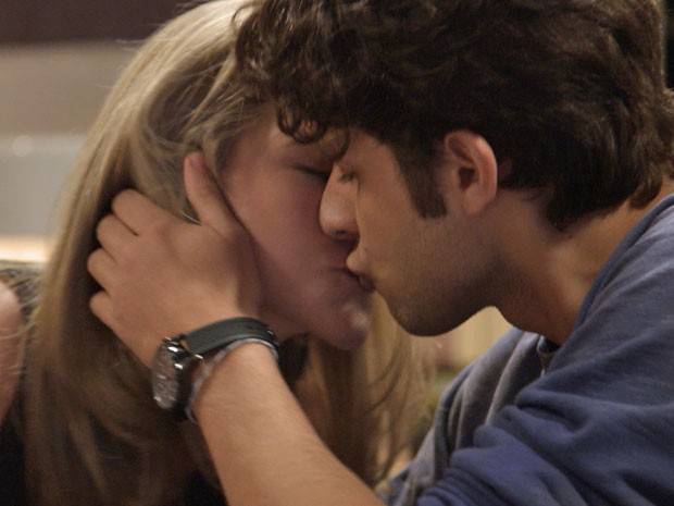 Cecília e Rafael se beijam e o clima esquenta! (Foto: TV Globo)