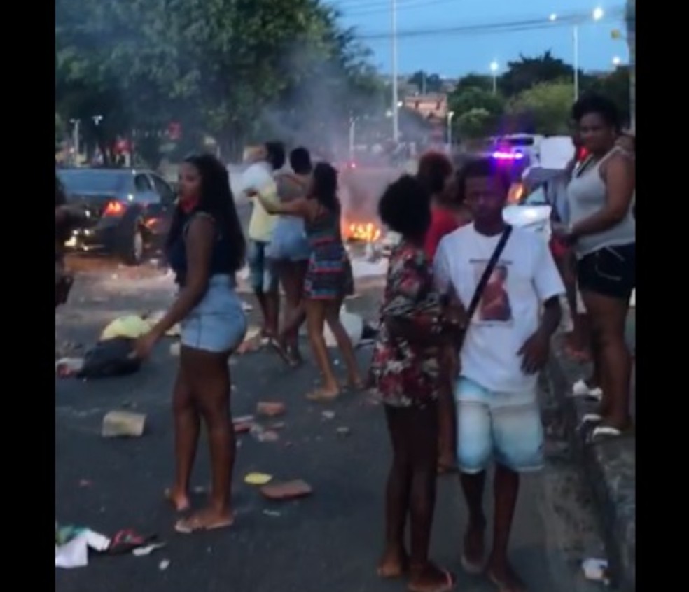 Moradores fazem protesto em bairro de Salvador — Foto: Arquivo Pessoal
