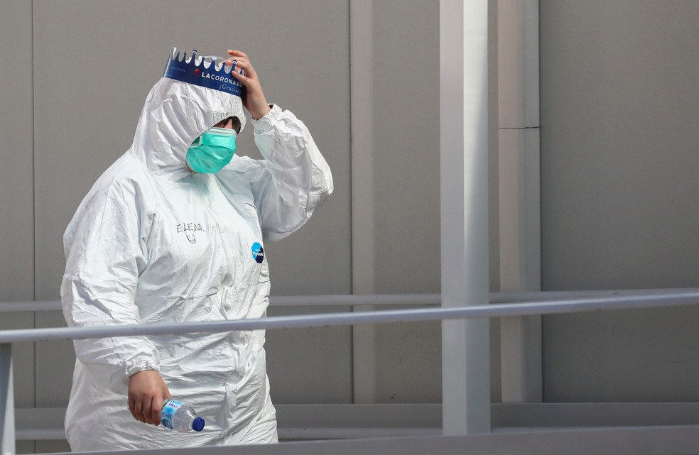 Profissional de saúde usando máscara e vestes protetoras contra a Covid-19 em Madri, na Espanha, no dia 28 de março. — Foto: Sergio Perez/Reuters