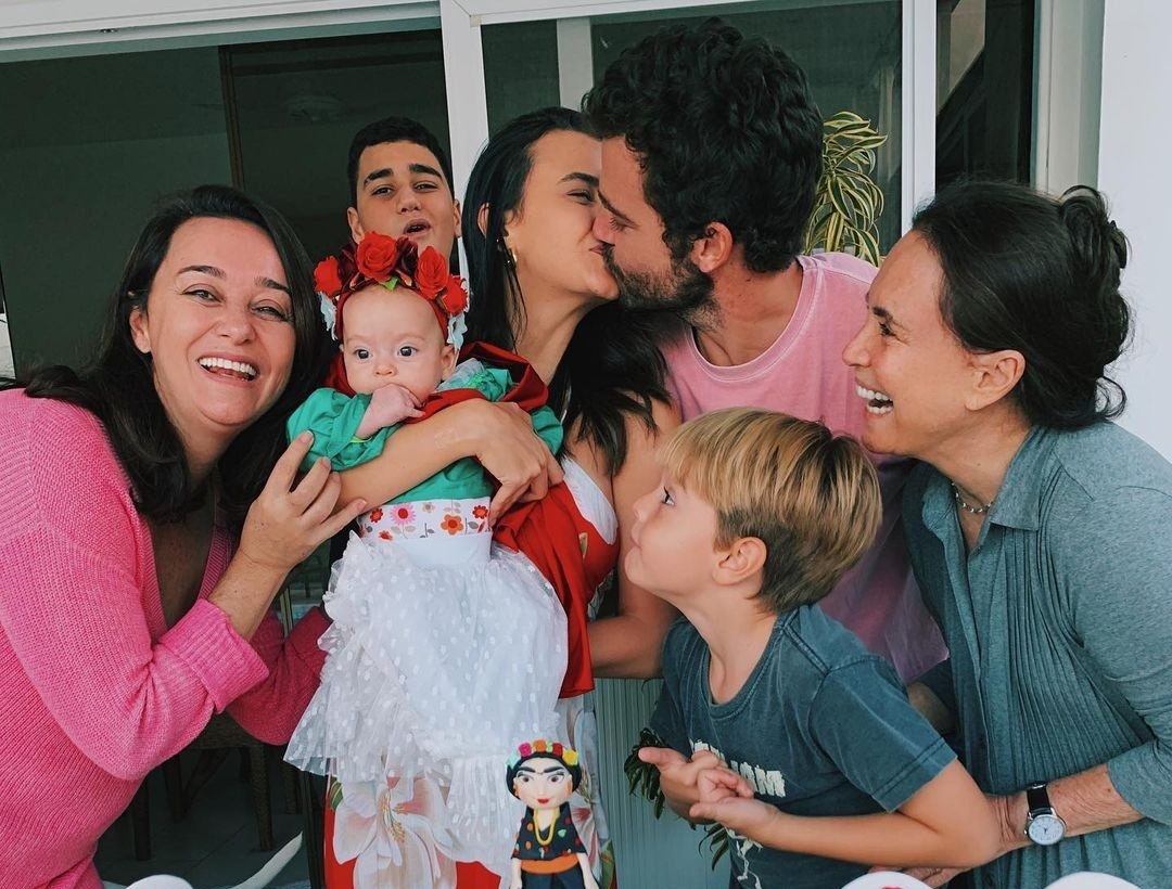 Regina Duarte participa de festa pelos 4 meses da neta Isabel, filha de Talita Younan e João Gomez (Foto: Reprodução/Instagram)
