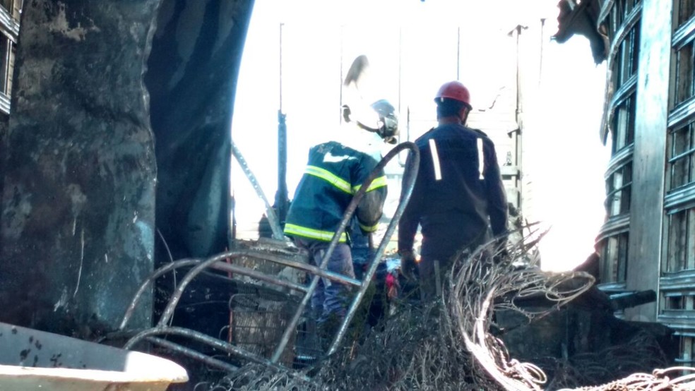 Fogo foi controlado por uma equipe do Corpo de Bombeiros (Foto: Edivaldo Braga/ Blog do Braga)