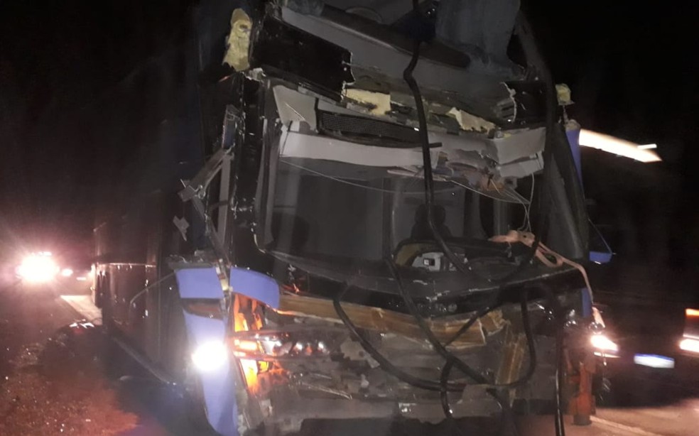 Ônibus viajava com cerca de 50 pessoas e bateu nos fundos de carreta na Chapada Diamantina — Foto: Luana Soares/Voluntários Anjos da Chapada Diamantina