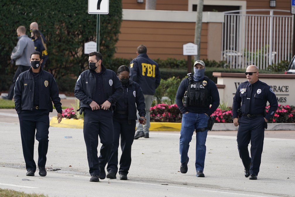 Investigadores vão a lugar onde dois agentes do FBI foram mortos durante ação na Flórida em 2 de fevereiro de 2021 — Foto: Marta Lavandier/AP