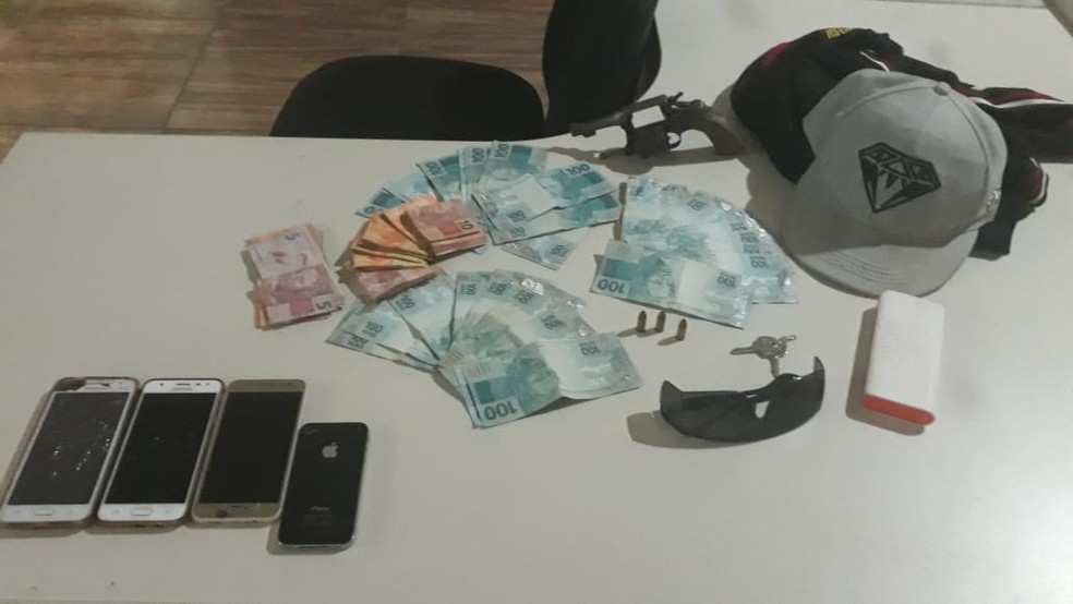 Polícia apreendeu dinheiro, celulares e arma — Foto: Polícia Militar/ Divulgação
