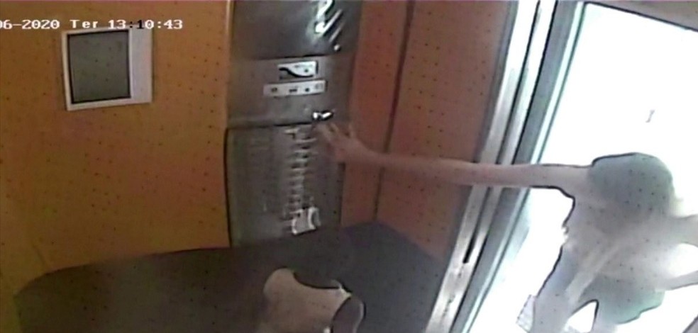 Imagem mostra Sari Corte Real apertar botão de elevador em que estava o menino Miguel — Foto: Reprodução/TV Globo