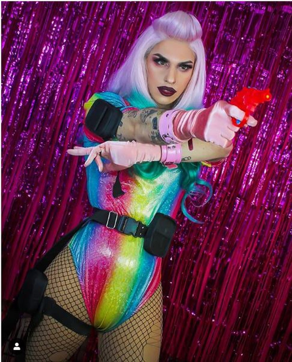 Conheça a história do filho drag queen de candidato à ...