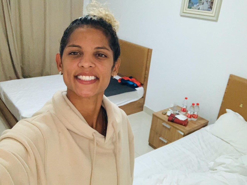 A zagueira Camila Martins no quarto em que está de quarentena, no Shanghai Shenhua, da China — Foto: Arquivo Pessoal