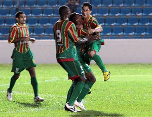Jogadores do Sampaio Corrêa comemoram gol no Estádio Nhozinho Santos (Foto: Douglas Junior/O Estado)