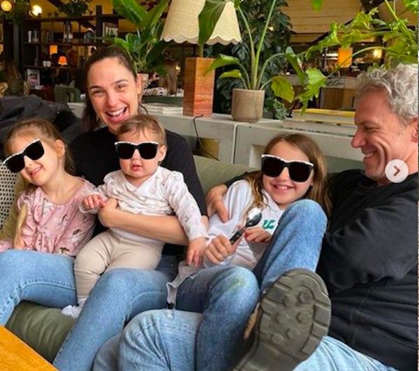 A atriz Gal Gadot com o marido e as três filhas (Foto: Instagram)