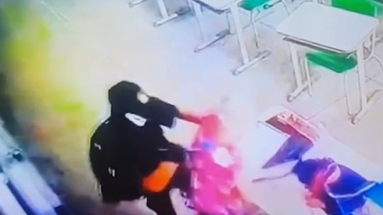 Vídeo mostra estudante esfaqueando professora pelas costas; imagens são fortes