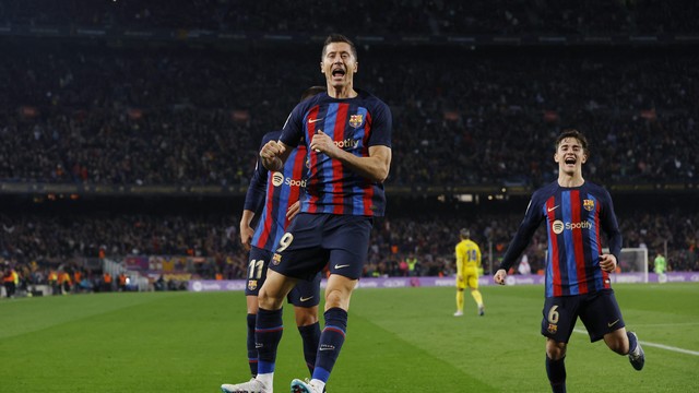 Lewandowski comemora seu gol em Barcelona x C&aacute;diz