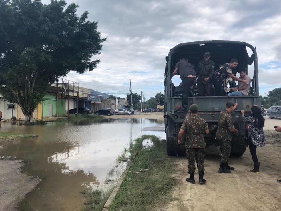 Militares ajudam a população em Seropédica — Foto: Larissa Schmidt/TV Globo