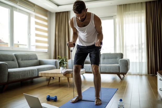 Treino em casa: o que você precisa ter para começar a praticar exercícios  (Foto: Getty Images)