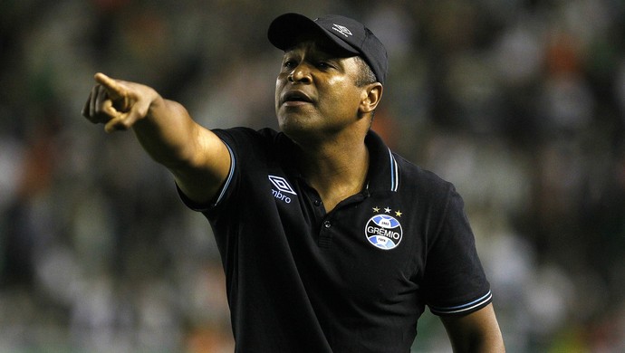 Roger evita falar do Rosario Central e vê semi recuperável para o Grêmio