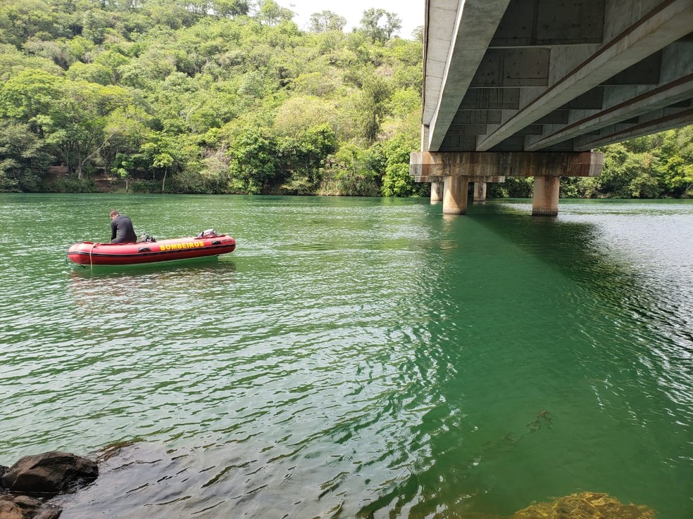 Corpo de Bombeiros de Ourinhos utiliza botes para procurar as duas crianças e um homem que se afogaram no Rio Paranapanema — Foto: Cláudio Farneres/TV TEM