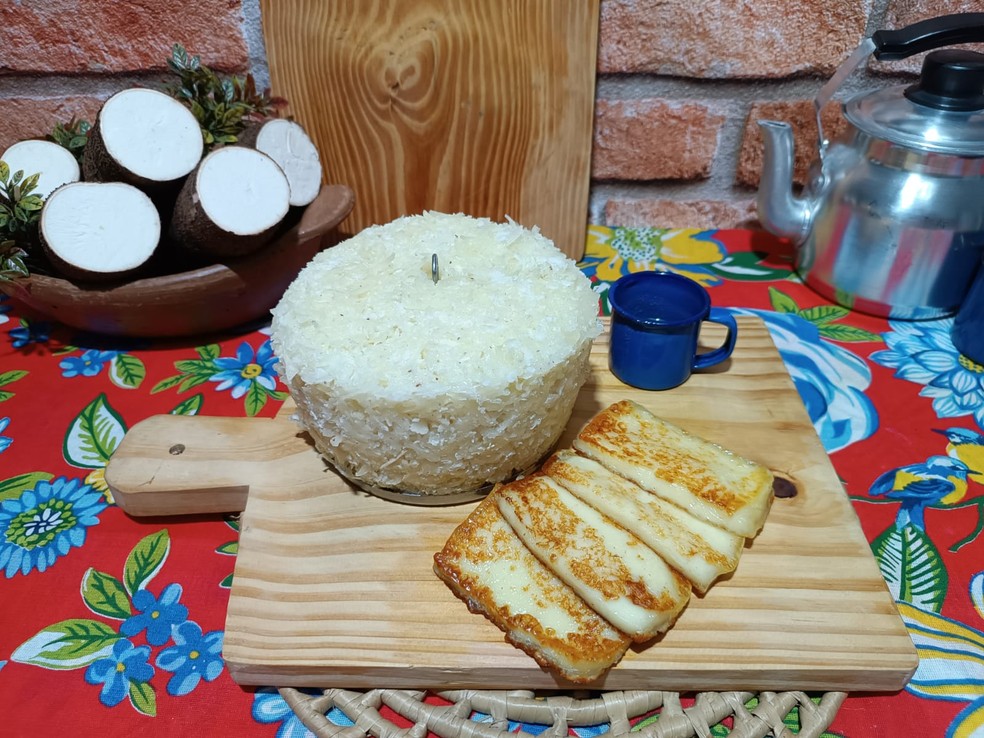 Veja como fazer cuscuz de macaxeira com coco