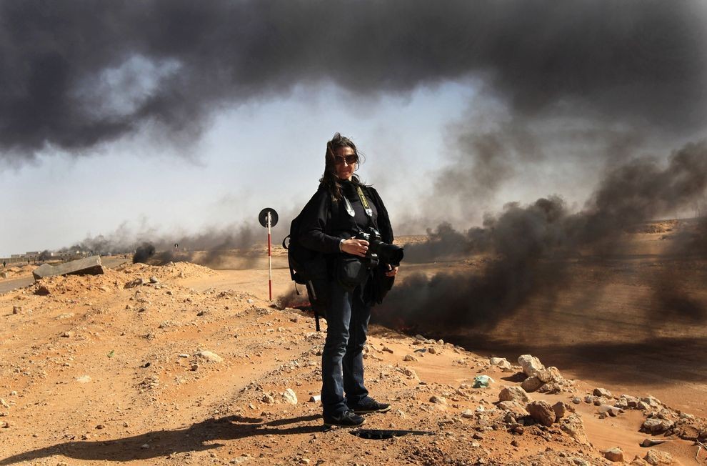 Lynsey Addario em março de 2011, na Líbia. (Foto: John Moore)