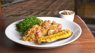 Galinhada Caipira (R$ 76), do Apraz&iacute;vel (96741-3850): arroz, banana-da-terra, feij&atilde;o e couve &mdash; Foto: Divulga&ccedil;&atilde;o 