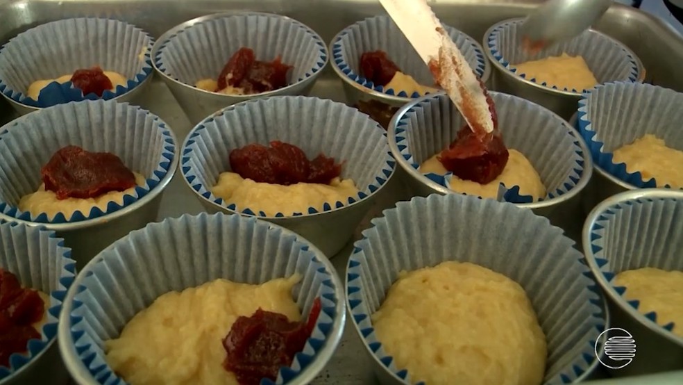 Aprenda a preparar um saboroso 'cupcake nordestino', de fubá com goiabada — Foto: Reprodução