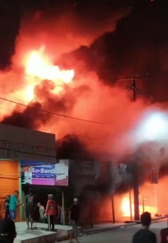 Centro comercial é tomado por incêndio em Porto de Moz, no Pará