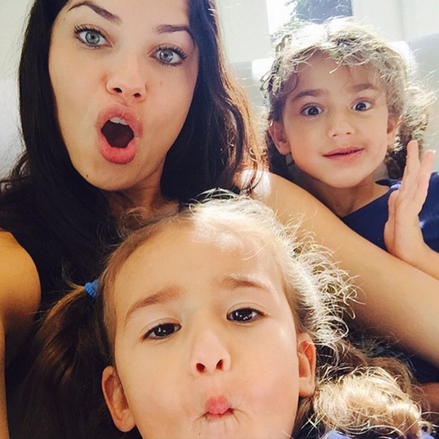 Adriana Lima posta foto fazendo caretas com as filhas (Foto: Reprodução/Instagram)