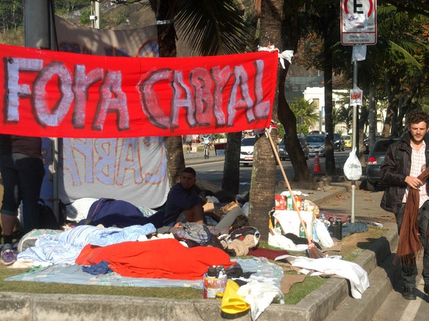 Cerca de 20 pessoas continuam acampados na rua do governador Sérgio Cabral (Foto: Alessandro Buzas/Futura Press/Estadão Conteúdo)