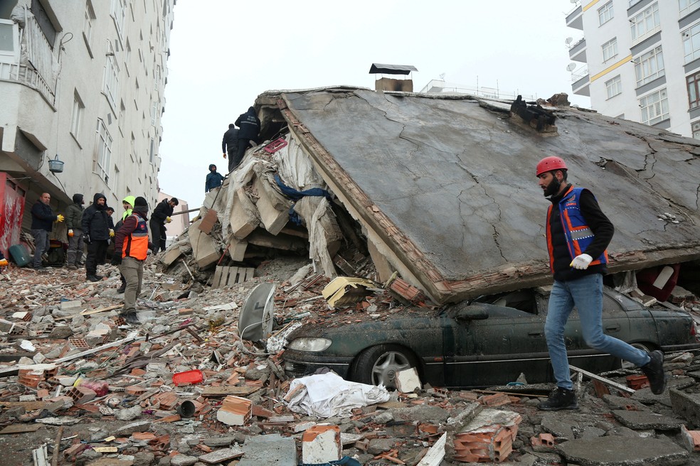 Madrugada de frio e quantidade de prédios destruídos dificultam resgate na  Turquia e na Síria; contagem de mortos passa de 5 mil | Mundo | G1