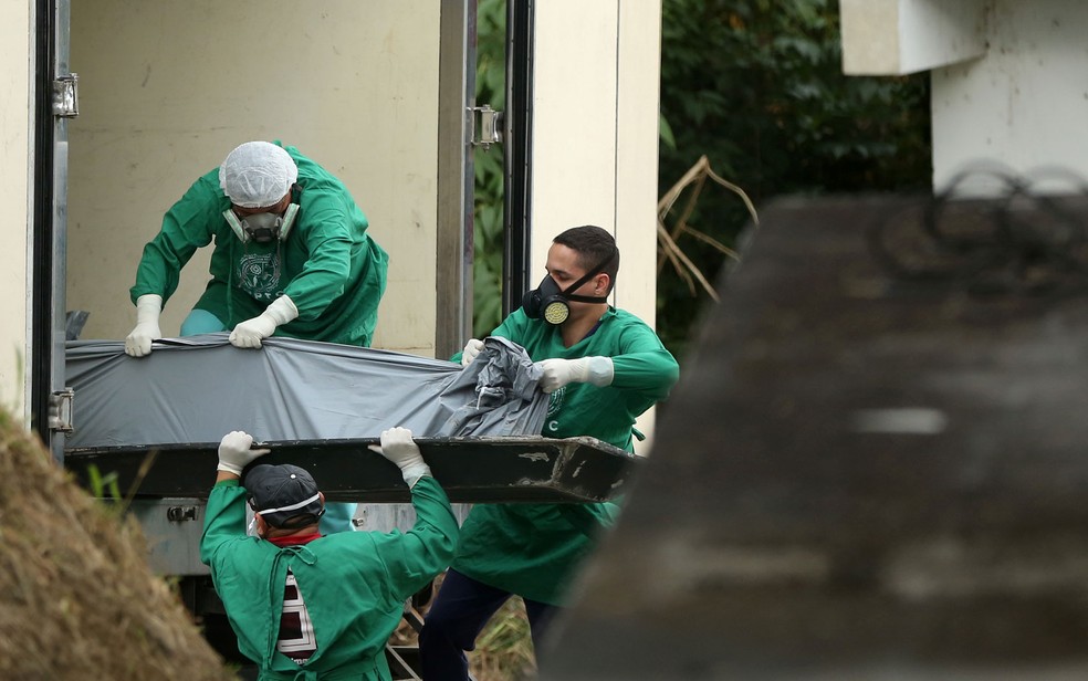 FuncionÃ¡rios do IML colocam corpo de preso em caminhÃ£o refrigerado em Manaus â€” Foto: Bruno Kelly/Reuters