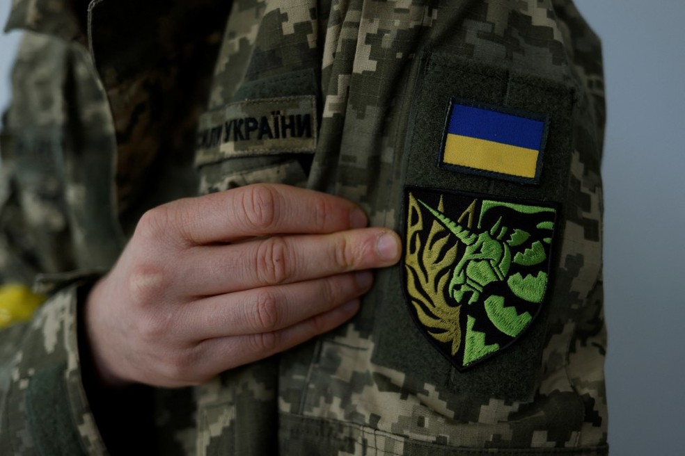 Soldados voluntários ucranianos que são gays usam distintivo de unicórnio — Foto: REUTERS/Edgar Su