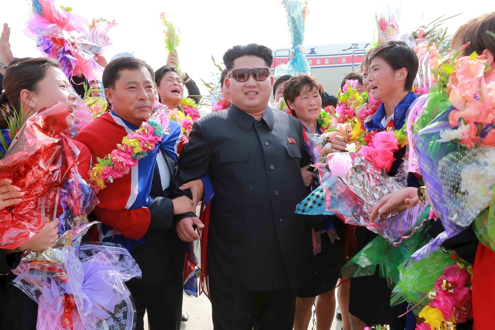 Kim Jong Un líder Coreia do Norte recepção jogadoras seleção futebol feminino (Foto: REUTERS/KCNA)