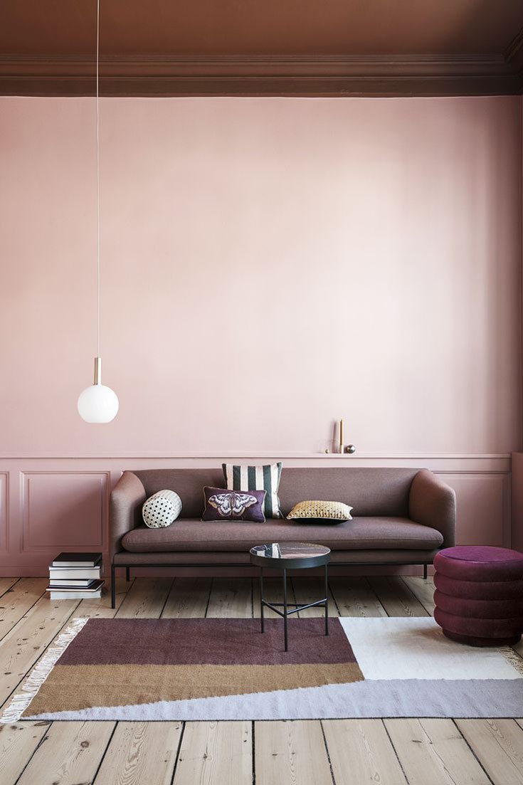 Décor do dia: Teto escuro e parede rosa trazem personalidade para sala (Foto: Divulgação)