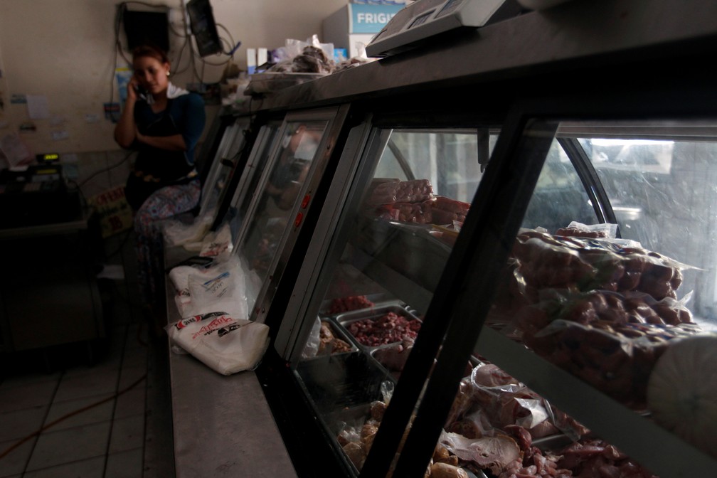 Açougue de Tegucigalpa, Honduras, sem luz durante apagão desta segunda-feira (16) — Foto: Jorge Cabrera/Reuters