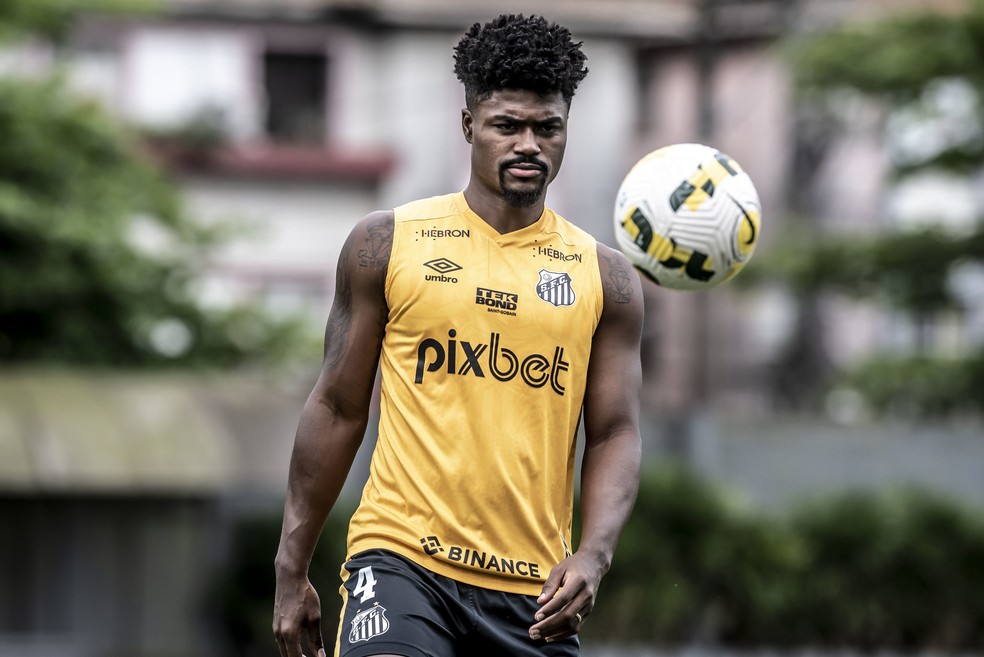 Eduardo Bauermann durante o treino do Santos — Foto: Ivan Storti/Santos FC