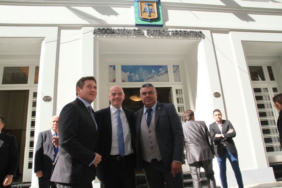 Alejandro Domínguez, presidente da Conmebol, Gianni Infantino, presidente da Fifa, e Chiqui Tapia, presidente da Afa (Foto: Divulgação/Afa)