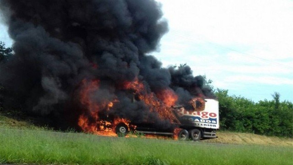 Imagem antiga que circula nas redes sociais mostra caminhÃ£o incendiado e nÃ£o tem relaÃ§Ã£o com a greve dos caminhoneiros (Foto: ReproduÃ§Ã£o)