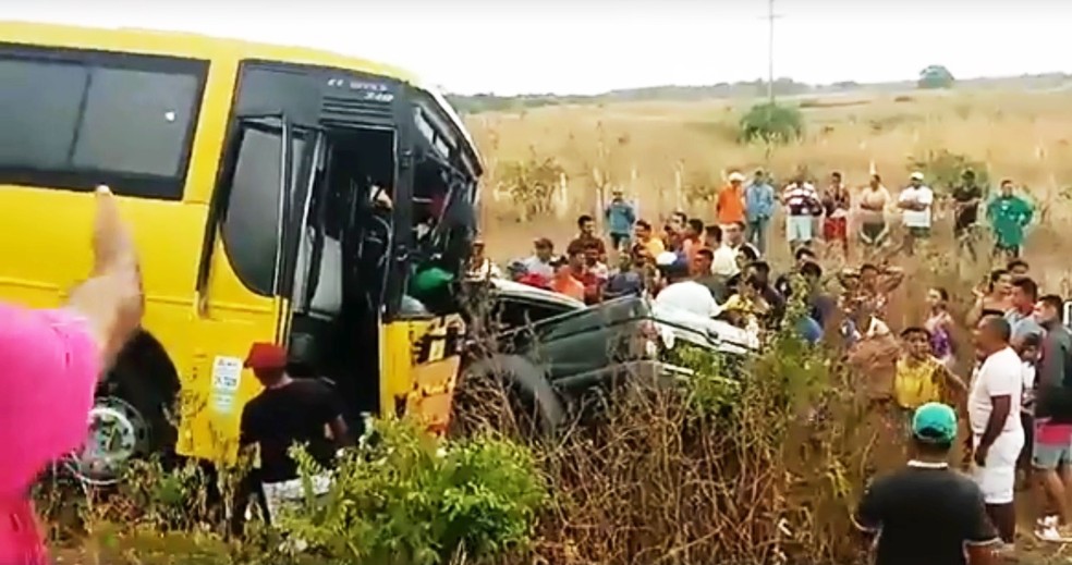 Após colisão, ônibus e caminhonete saíram da pista (Foto: Aluísio França)